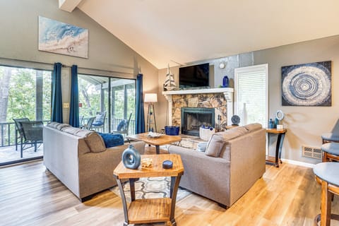 Osage Beach Vacation Rental | 4BR | 4.5BA | 2,385 Sq Ft | Small Step to Enter