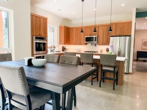 Dining room, seats 6