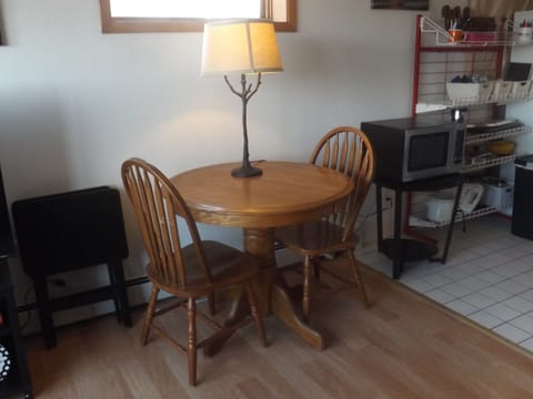 Dining area seats 2-3