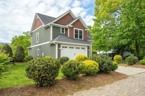 Welcome to Gold Leaf Walkway!