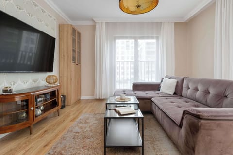 The arrangement in beige and wood that creates a warm and inviting atmosphere.