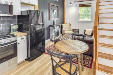 Dining Area | Dishware/Flatware Provided | 1st Floor