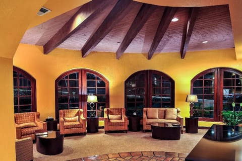 24/7 front desk to check your luggage before and after you check out