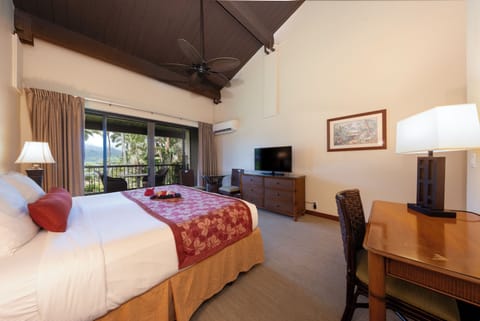 Unit with King size bed. Exact unit will be assigned upon arrival. Views, colors and decor may vary.