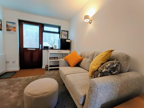 living room complimentary tea and coffee make facilities microwave fridge 