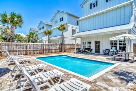 Beach is just 2 mins from the home! Private heated pool and FREE golf cart included! Sleeps 22, 7 bedrooms, 7.5 bath, and 16 beds. Game room and bunk room.