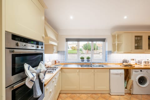 Ground floor: Kitchen with built-in oven