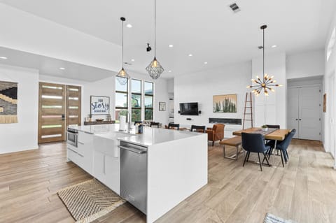 Spacious island with seating for guests