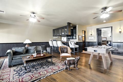 Game room-Bar,Sink,MIcrowave,Fridge