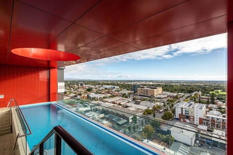 Take a dip with the city skyline as your backdrop—this pool doesn’t hold back on the wow factor.
