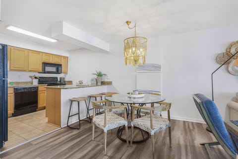 Dining for four with extra seating at the breakfast bar.