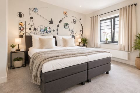 Spacious bedroom at our Tilburg stay featuring twin beds pushed together for extra comfort, soft linens, and blackout curtains for a restful night’s sleep