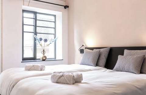 Cozy bedroom retreat just steps from Tilburg Centrum. King-sized perfect for couples.
