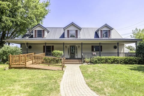 Pathway to paradise – straight to comfort and lake life