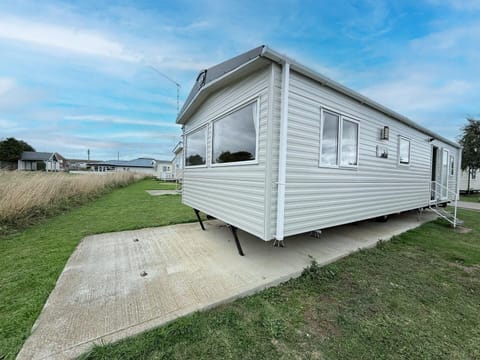 Get ahead of the crowds and start planning your perfect 2026 getaway to the stunning Norfolk coast. Secure your spot at this 6 berth caravan on Belle Aire Holiday Park in Hemsby, a prime location for exploring sandy beaches and charming seaside towns.