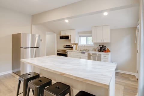 Bowling Green Vacation Rental | 2BR | 1BA | Stairs Required | 979 Sq Ft