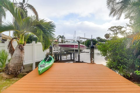 St. Petersburg Vacation Rental | 2BR | 1BA | 990 Sq Ft | 1 Step Required