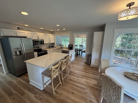 Modern fully furnished beautiful kitchen, stainless appliances, new everything!