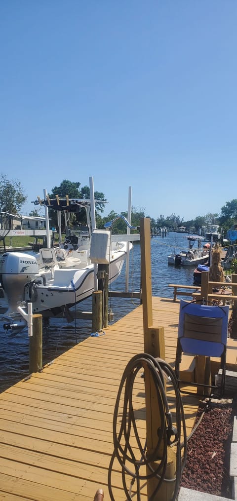 boat in back  will take you to any of the key isles, ,malls, beaches in minutes!