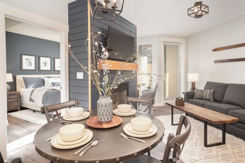 Beautifully appointed 1 king bed / 1 bath with full kitchen