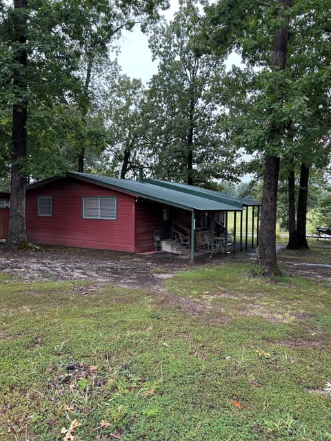 M L Cabin side view facing Woodeker