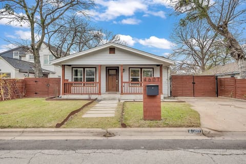 Discover comfort and style in this 4BR retreat with 5 plush queen beds and 3.5 baths, perfect for families, groups, or business stays
