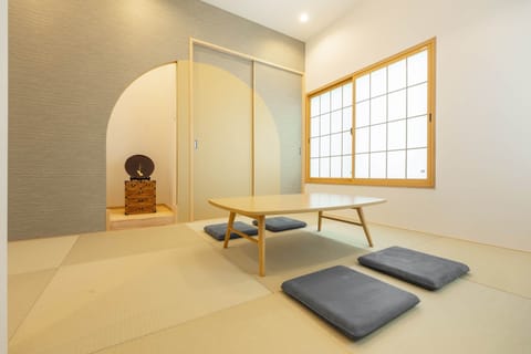 A beautifully composed room where tradition meets gentle modern design for relaxed moments