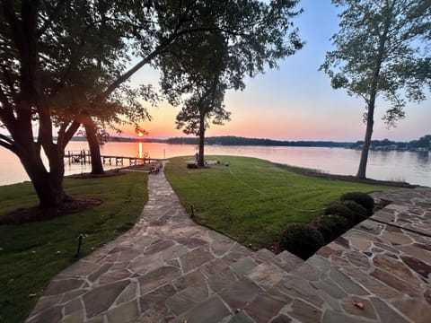 Escape to this spectacular sunset oasis on Lake Martin! A beautiful flat, lakefront property with room for large groups.