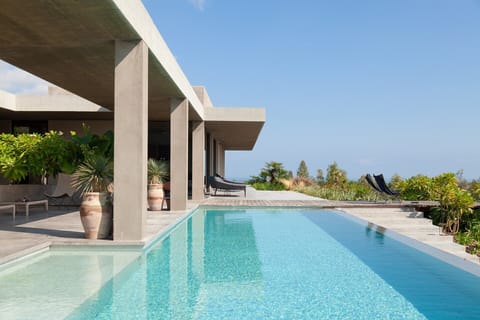 Infinita's super pool and the main al fresco terrace.