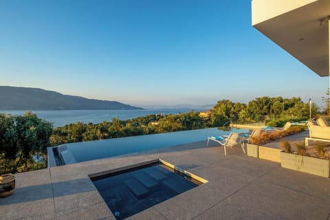 The fabulous pool and Jacuzzi with its view.