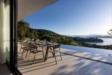 The outdoor dining and the view.