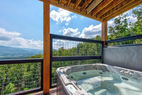 Black Bear-y Ridge's bubbling hot tub