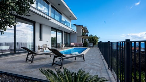 Villa La Perla by LovelyStay, in Pául do Mar offers tranquility with three stylish bedrooms, a stunning pool, and breathtaking ocean views, creating the perfect retreat for relaxation and unforgettable moments. #villa #paúldomar #calheta