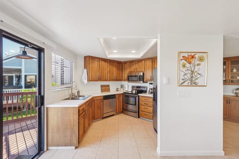 Indoors, Floor, Flooring, Appliance, Microwave