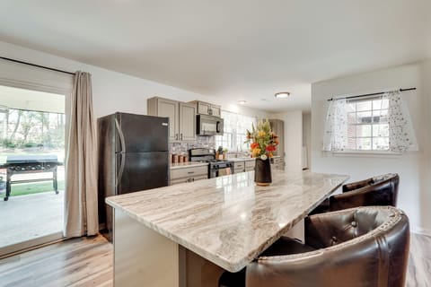 Breakfast Bar | Main Floor