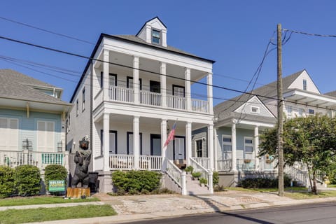 New Orleans Vacation Rental | 4BR | 3.5BA | 2,700 Sq Ft | Stairs Required