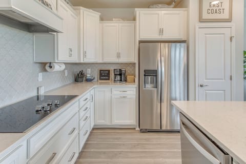 Kitchen | 1st Floor | Dual Drip/Keurig Coffee Maker