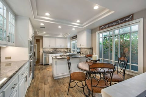 Enjoy meals with a view in our charming dining area, connected to a modern and well-equipped kitchen.