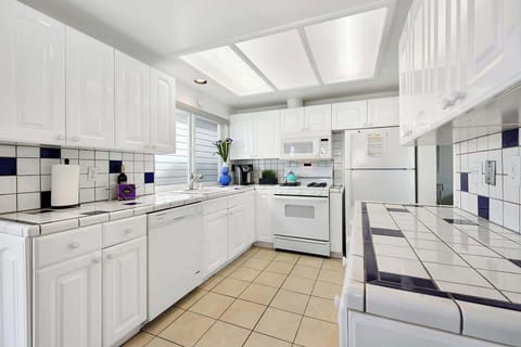 A functional and well-equipped kitchen.