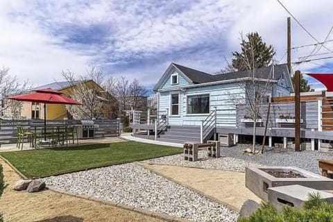 Reno`s Beautiful Blue Bungalow- right in the heart of Midtown.