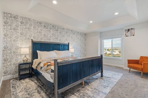 Bedroom 2 (Upstairs) - King Bed with Ensuite Bathroom