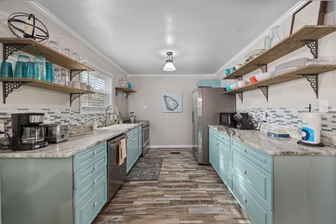 Beautiful Fully Stocked Kitchen