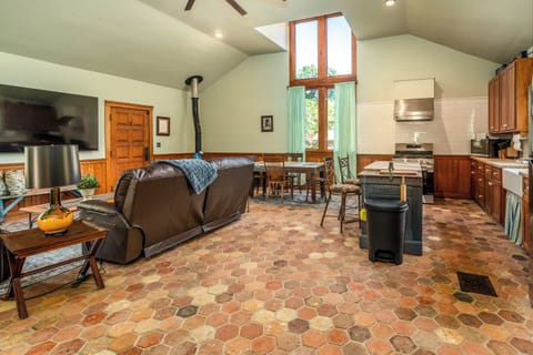 Perfect for gatherings, this open layout combines cooking, dining, and relaxation areas.