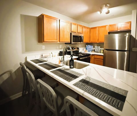 Full Kitchen w/ Dining Area