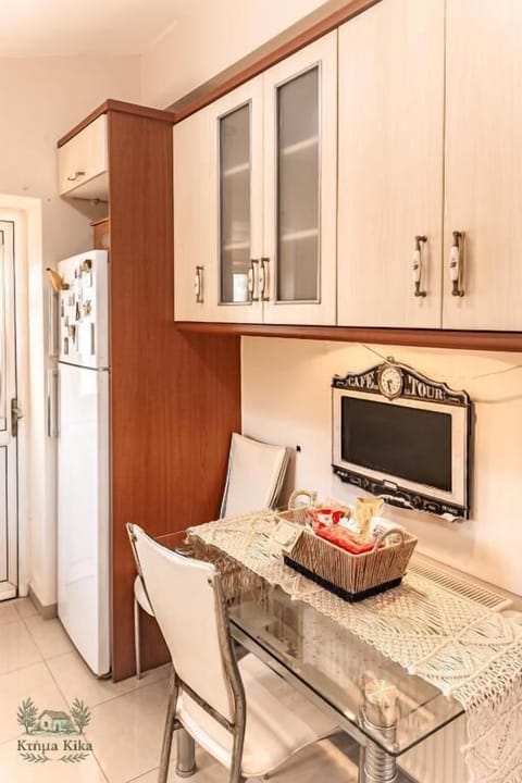 Cozy Kitchen Area – Practical layout with everything you need at your fingertips.