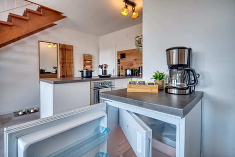 Ein Kühlschrank mit Gefrierfach ist ebenfalls vorhanden 