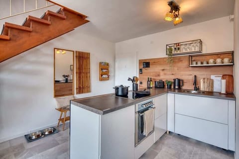 Unsere Küche im offenen Wohnraum hat alles da, um ausgiebig kochen zu können 