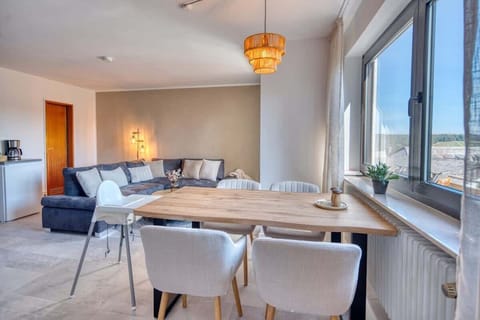 Einen Hochstuhl für unsere kleinen Gäste stellen wir auf Anfrage gerne bereit. 