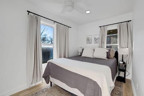 This modern bedroom offers a blend of style and comfort. The queen-sized bed is outfitted with luxurious linens and high-quality pillows, ensuring a great night’s rest. Thoughtfully designed with contemporary furnishings and tasteful décor.