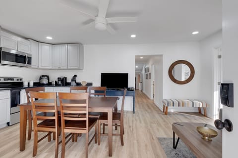 The open layout allows for a seamless flow between the kitchen and dining area, making it easy to entertain or enjoy a quiet meal. With its contemporary design and thoughtful details, this kitchen and dining space provide the perfect setting for your